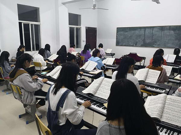 关于加强中职学校形势与政策教育的思考